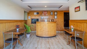 Reception - Itsy Hotels Avantika With Forest View (Shimla)