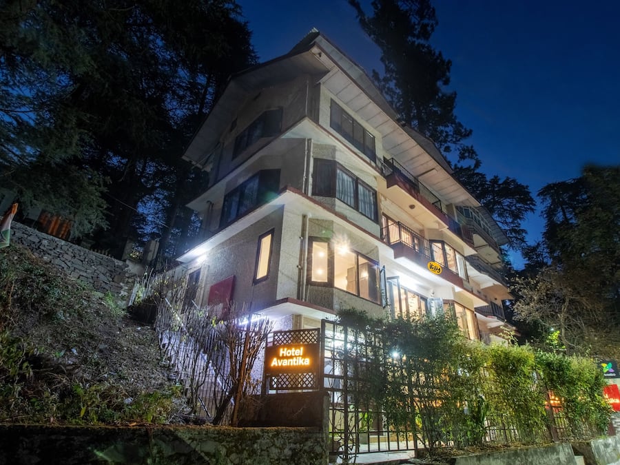 Fachada da propriedade à noite