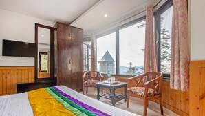 Deluxe Double Room with Forest view - Itsy Hotels Avantika With Forest View (Shimla)