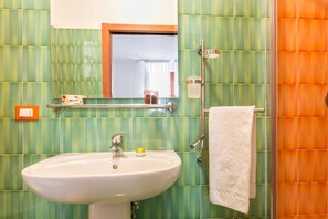 Kombinert dusj/badekar, hårføner, bidé og håndklær