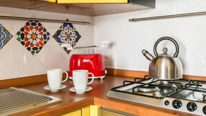 Cafetière/bouilloire, réfrigérateur, micro-ondes, four