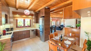 Vila, 5 quartos, piscina particular, vista para o mar | Cozinha privada | Geladeira grande, micro-ondas, fogão, cooktop