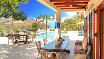 Vila, 5 quartos, piscina particular, vista para o mar | Sala de jantar