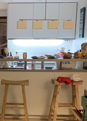 Kühlschrank, Mikrowelle, Herdplatte, Geschirrspüler