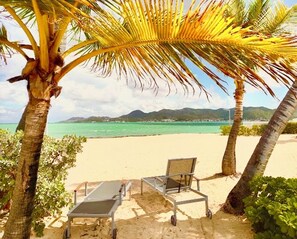 Plage, chaises longues, serviettes de plage
