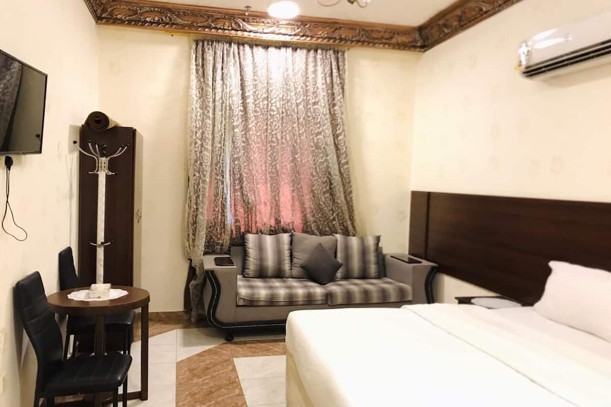 Chambre double | Rideaux d’obscurcissement, accès au Wi-Fi (inclus), literie fournie