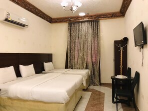 Chambre triple | Rideaux d’obscurcissement, accès au Wi-Fi (inclus), literie fournie