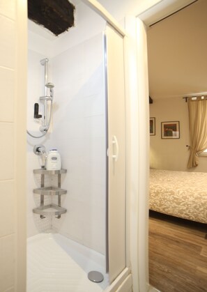 Secador de pelo, toallas, jabón, shampoo