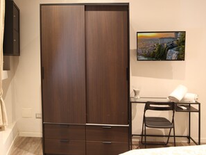 1 bedroom, in-room safe, desk, free WiFi