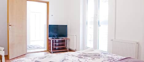 City Apartment, 1 Bedroom, Non Smoking, Kitchen | Blackout curtains, free WiFi, bed sheets