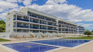 A multi-story hotel with a pool area. - DON PEDRO APARTMENT IN ALCOCEBRE (Alcocéber)