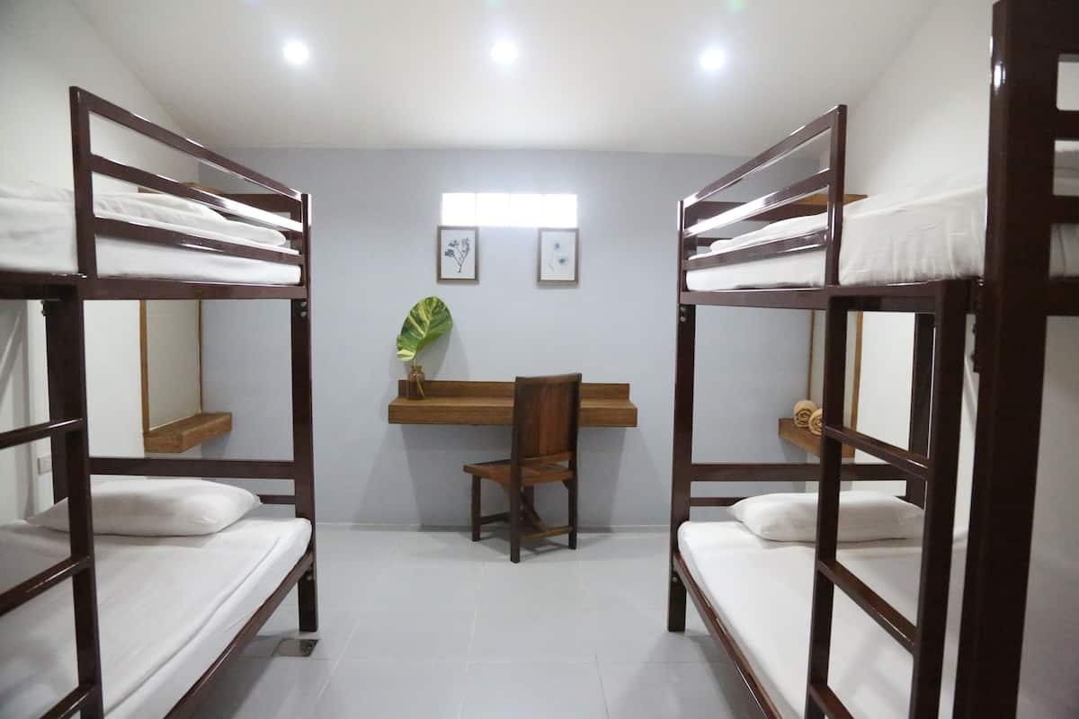 Espacio para trabajar con laptop, wifi gratis y ropa de cama