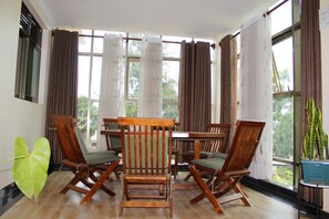 Full-sized fridge, microwave, oven, cookware/dishes/utensils - Ecoair Apartment Hotel (Kigali)