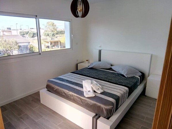 4 bedrooms, iron/ironing board, WiFi