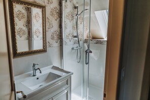 Badewanne, Haartrockner, Handtücher, Toilettenpapier