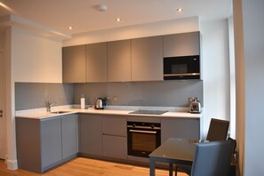 Habitación empresarial doble | Cocina privada | Refrigerador, microondas, horno y parrilla de estufa 