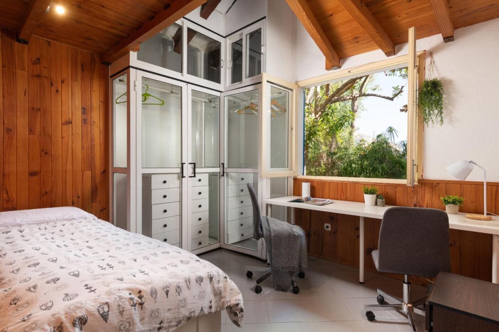 3 chambres, fer et planche à repasser, Wi-Fi, draps fournis