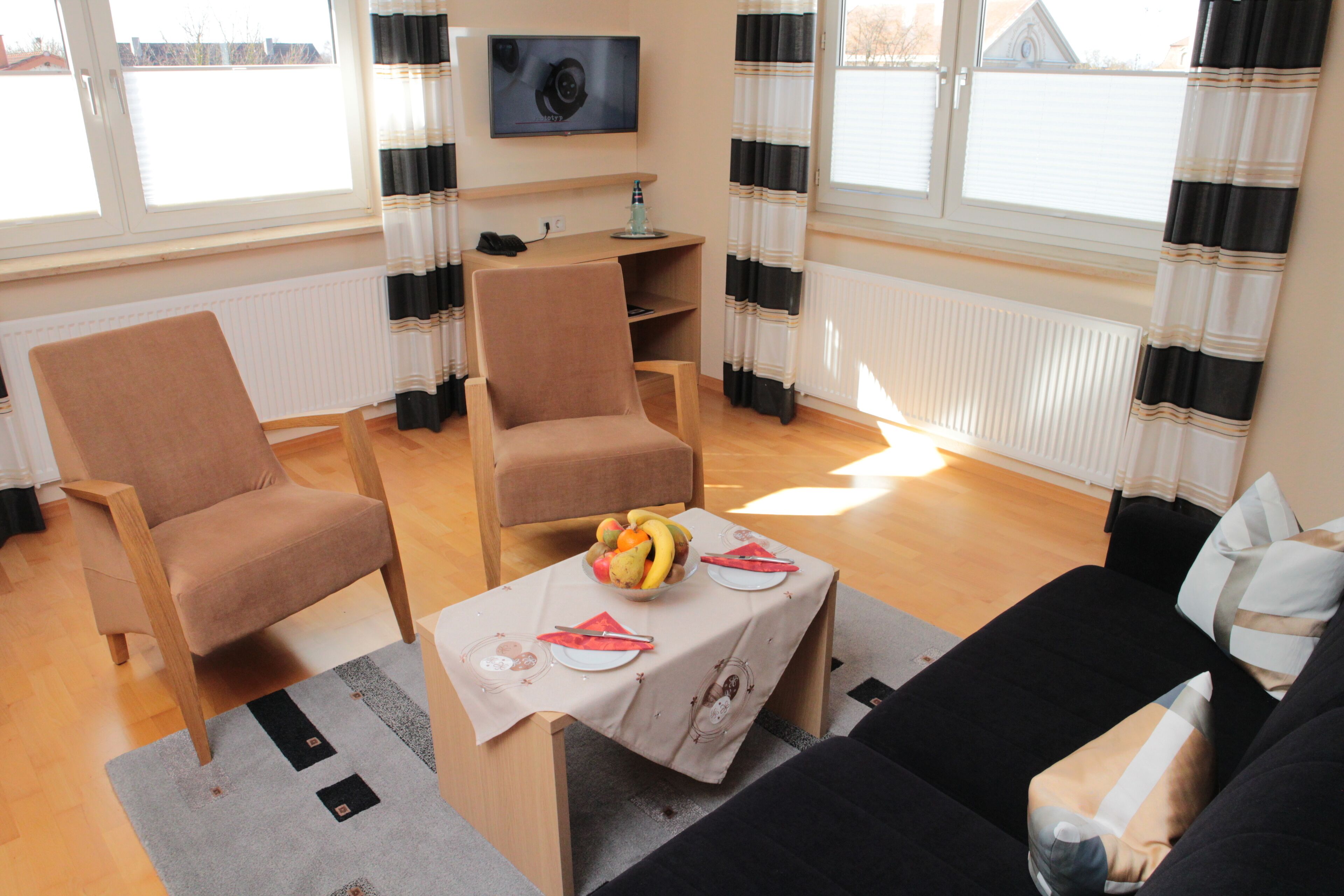 suite | living area | flat-screen tv