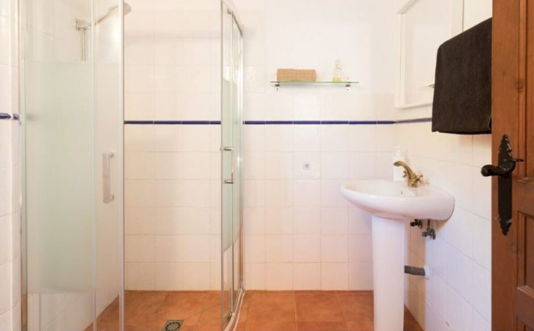 Secador de pelo, toallas