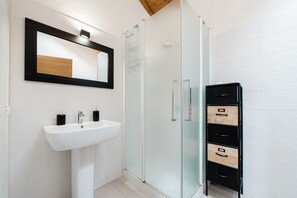 Deluxe Room (Saten) | Bathroom | Shower, rainfall showerhead, hair dryer, bidet - S.MART San Martino (Paratico)