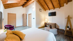 Deluxe Room (Saten) | Down comforters, minibar, in-room safe, desk - S.MART San Martino (Paratico)