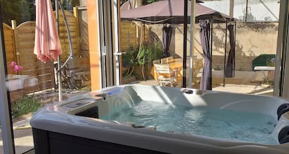 Gîte Le Suquet in the heart of Lambesc near the Pont Royal golf course