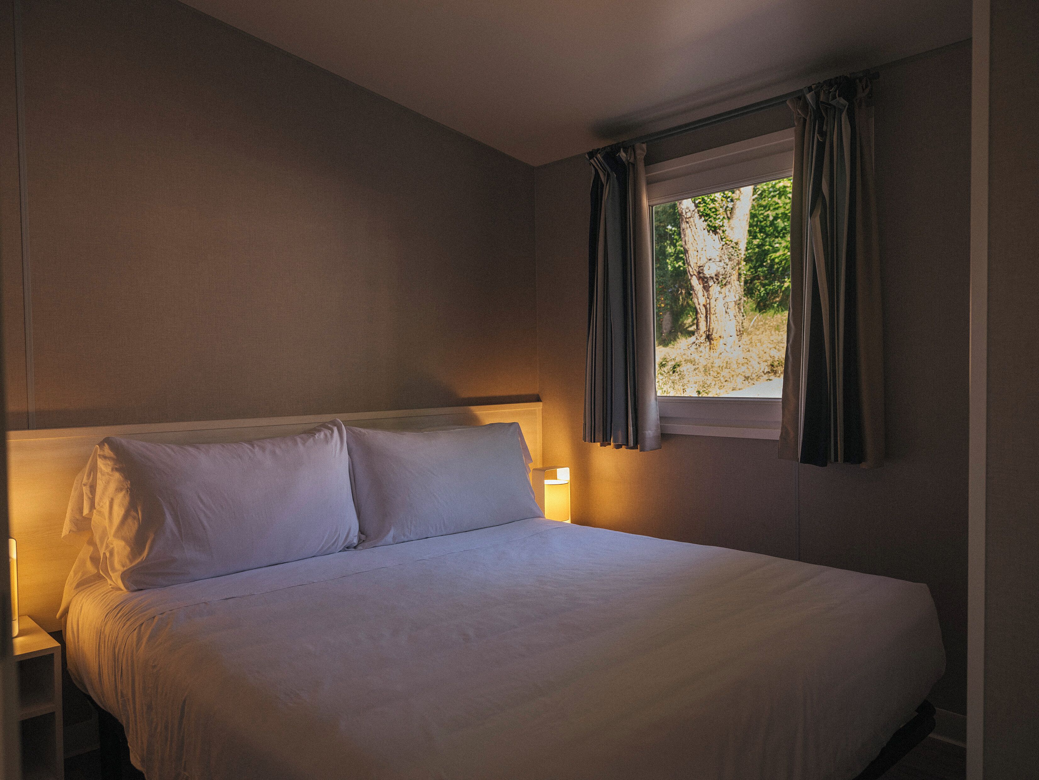 Casa mobile Premium, 2 camere da letto, terrazzo, vista giardino | Biancheria da letto di alta qualità, una cassaforte in camera