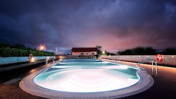 Piscina stagionale all'aperto, ombrelloni da piscina, lettini