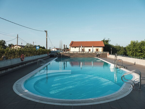 Seasonal outdoor pool, open 10:30 AM to 8:00 PM, pool umbrellas - Wecamp San Sebastian (San Sebastián)