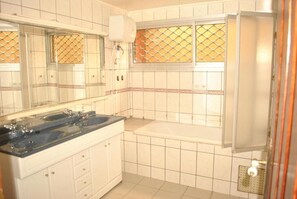 Bathtub - 120m2 APARTMENTS + wifi + cleaning (Douala)