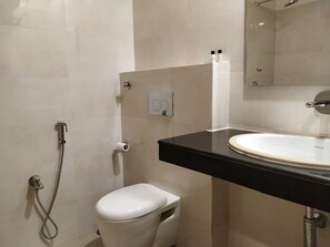 Shower, slippers, towels - Hotel SC Grand (Papumpare)