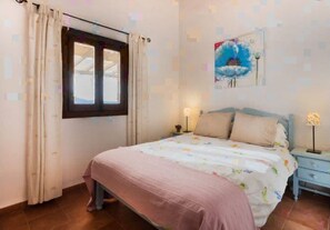 2 bedrooms, WiFi, bed sheets
