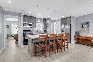 Refrigerador, microondas, horno y parrilla de estufa 