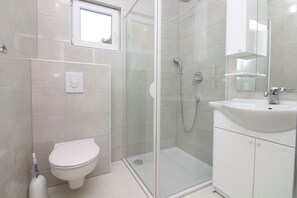 Bathroom - RaslinaVodice Sibenik Trogir Split Krka water skins Kornti (Raslina)