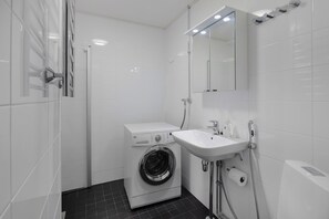 Studio | Salle de bain | Douche, serviettes fournies