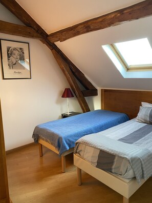 2 bedrooms, iron/ironing board, travel cot, free WiFi