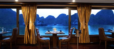 供應早餐、午餐及晚餐