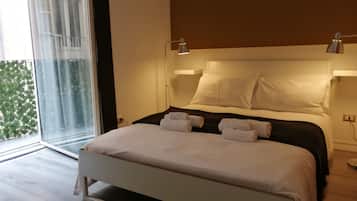 Habitación doble (Private External Bathroom) | Minibar con artículos gratuitos y escritorio