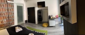 Quarto triplo luxo, suíte | Frigobar (abastecido com itens grátis), escrivaninha