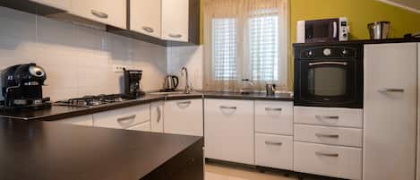 Geladeira, micro-ondas, fogão, cooktop