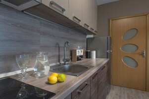 Refrigerador, microondas, horno, placa de cocina