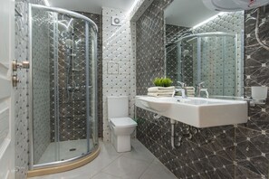 Luxury Apartment, Balcony, Sea View | Bathroom | Shower, towels - Nikki Beach Apartments (Pomorie)