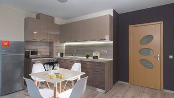 Luxury-Apartment, Balkon, Meerblick | Wohnzimmer | Flachbildfernseher