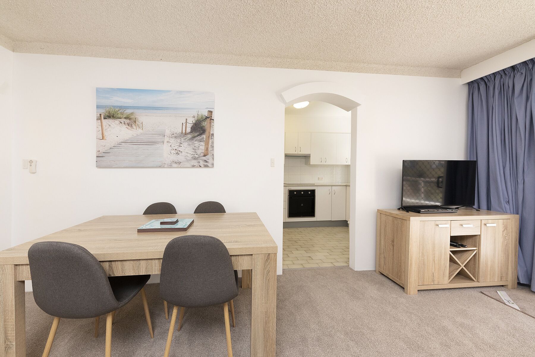 客房 | 起居区 | 平板电视、DVD 播放器