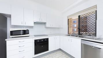 Room | Private kitchen | Full-size fridge, microwave, oven, stovetop