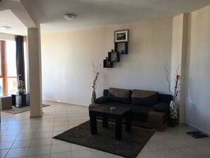 Appartement, 1 slaapkamer, balkon | Woonruimte | Flatscreentelevisie