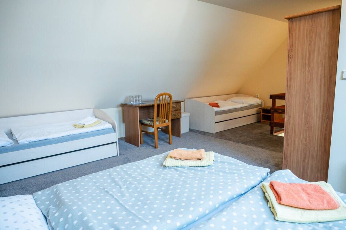 Familien-Suite (mezonet) | Verdunkelungsvorhänge, kostenloses WLAN, Bettwäsche