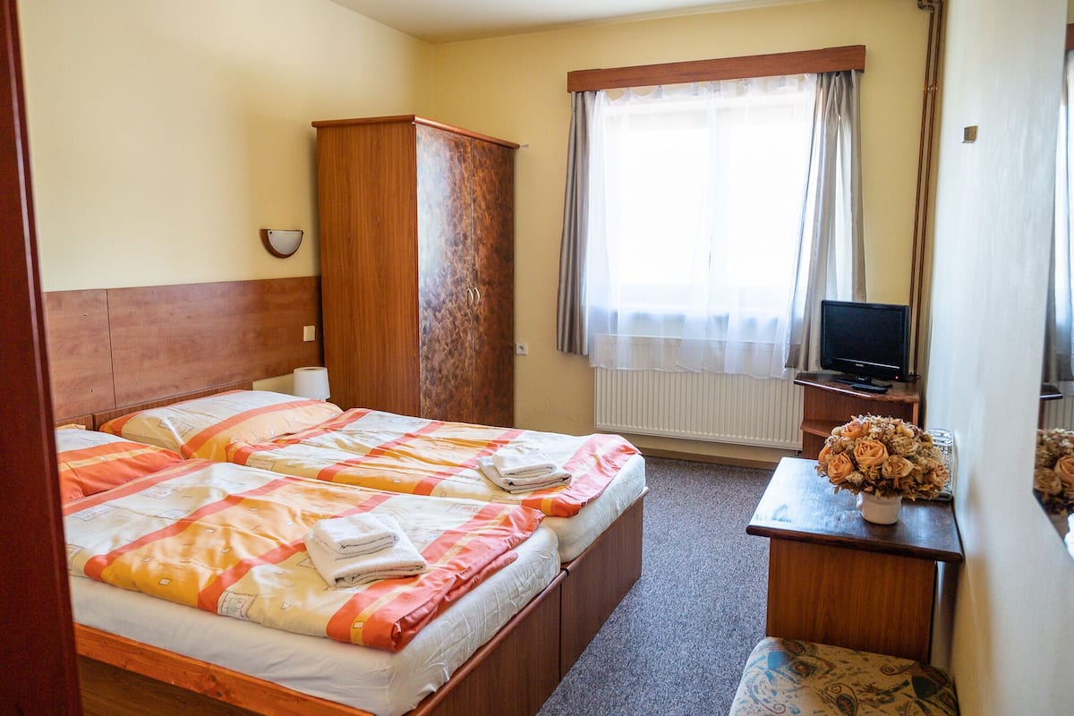 Habitación doble, 1 cama Queen size | 2 habitaciones, cortinas blackout, wifi gratis y ropa de cama
