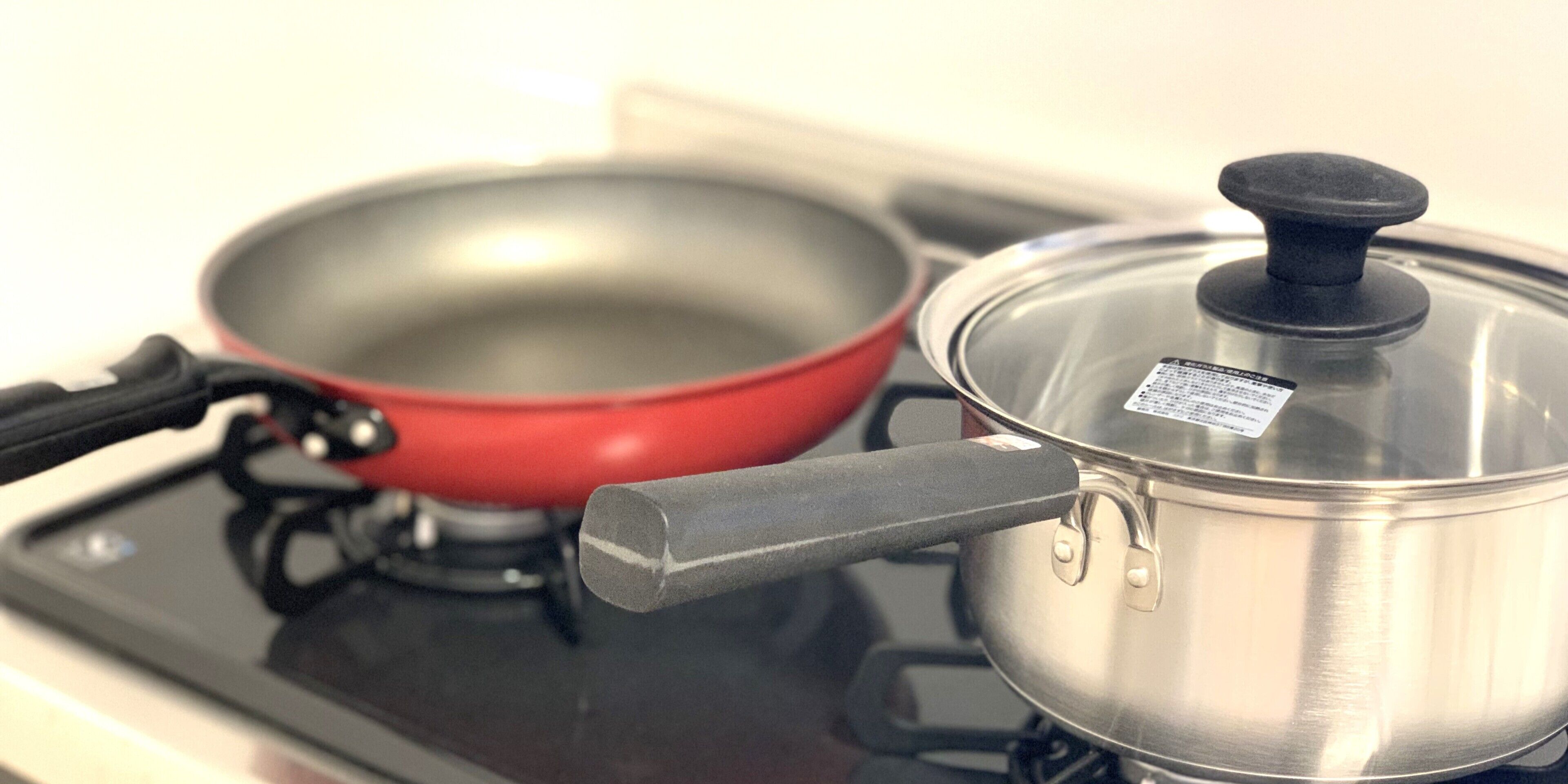 Una olla de acero inoxidable con tapa sobre una estufa.