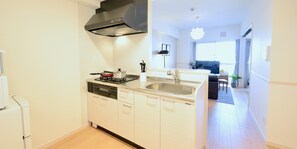 Tủ lạnh, lò vi sóng, bếp nấu, ấm điện 